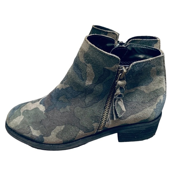 Blondo Shoes - BLONDO Waterproof Camo Booties Leather Olive Army agree Women’s Sz 7.5